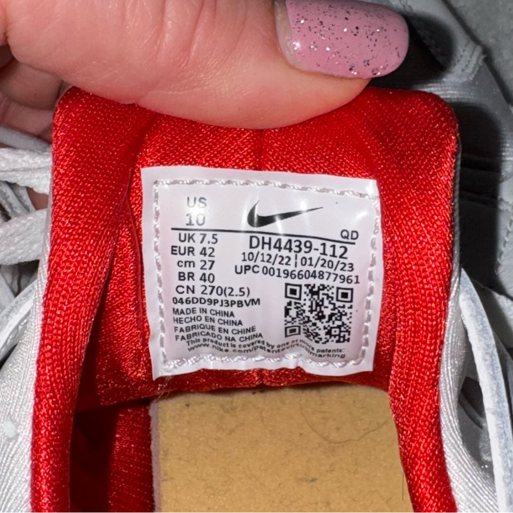 White Nike Huaraches shoes with Blue Logo.
Women’s size 10 - Picture 7 of 7